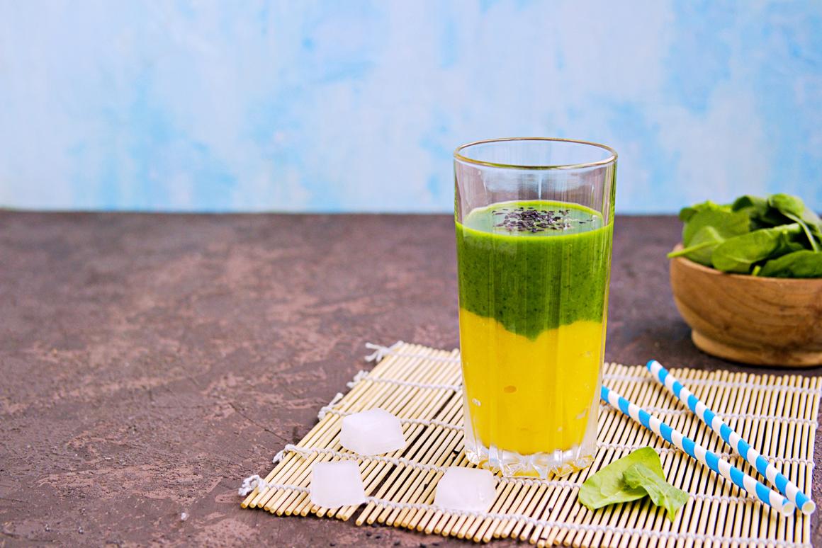 Zweilagiger Mango-Spinat-Smoothie