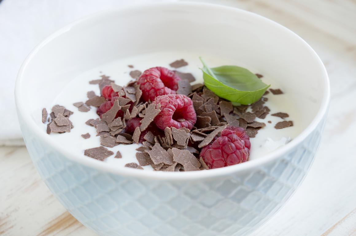 Stracciatella Creme mit Himbeeren