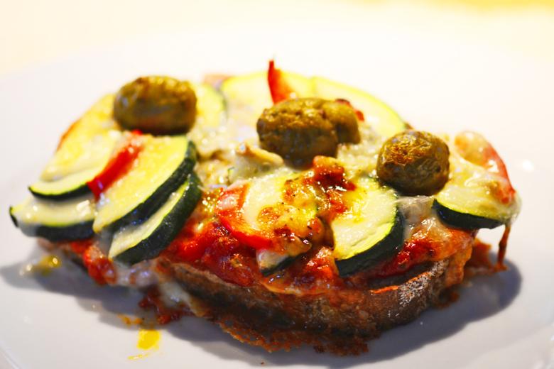 Brotpizza mit Zucchetti