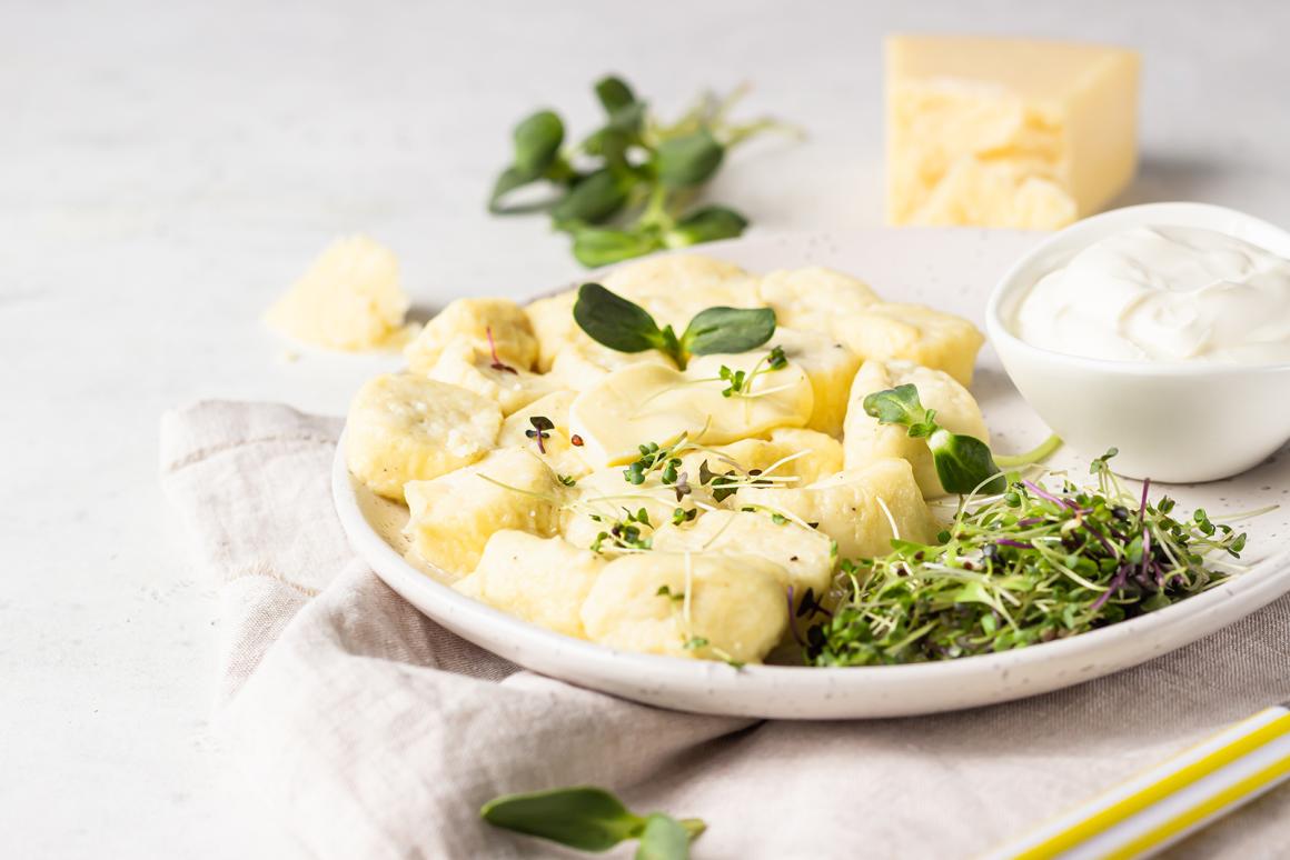 Quarkknödel mit Sprossen und Sauerrahmdip - Rezept