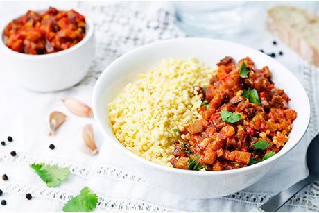 Scharfer Curryteller mit Gemüse und Hirse