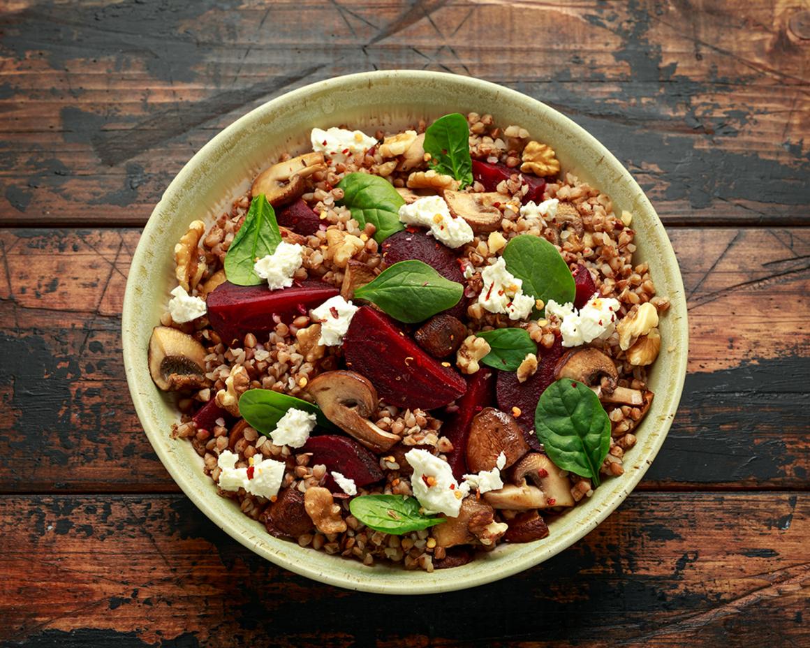 Buchweizensalat mit Randen und Champignons