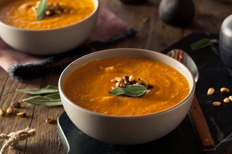 Vegane Rüeblisuppe mit Ingwer und Gurke