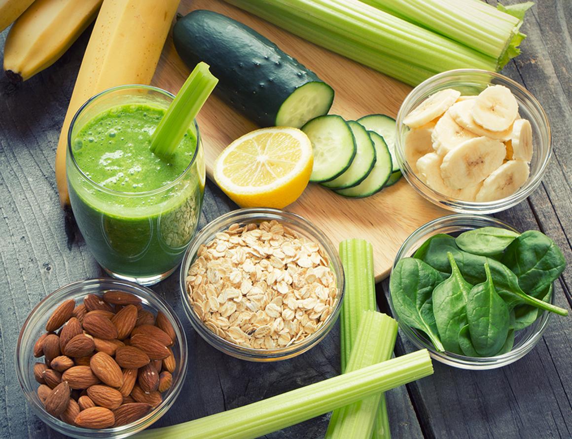 Gesunder Smoothie mit Sellerie und Spinat