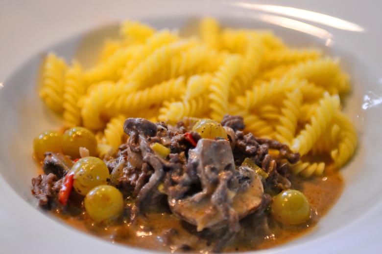 Herbstliche Pasta mit Pilz-Fleisch-Sauce