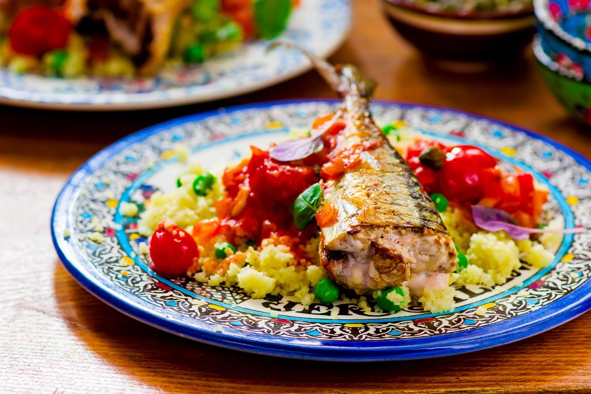 Couscous-Pfanne mit geräucherter Makrele