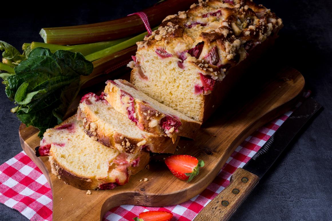 Saftiger Erdbeer-Rhabarber-Kuchen