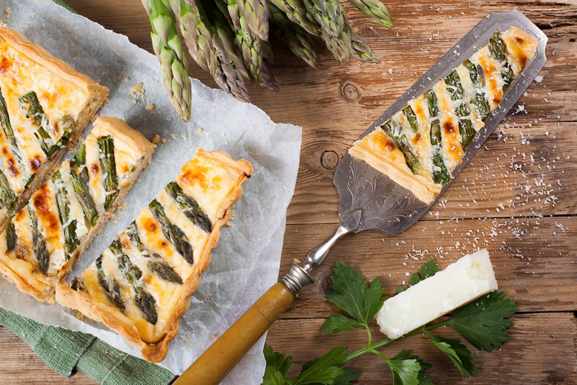 Spargelquiche mit Pecorino und Speck