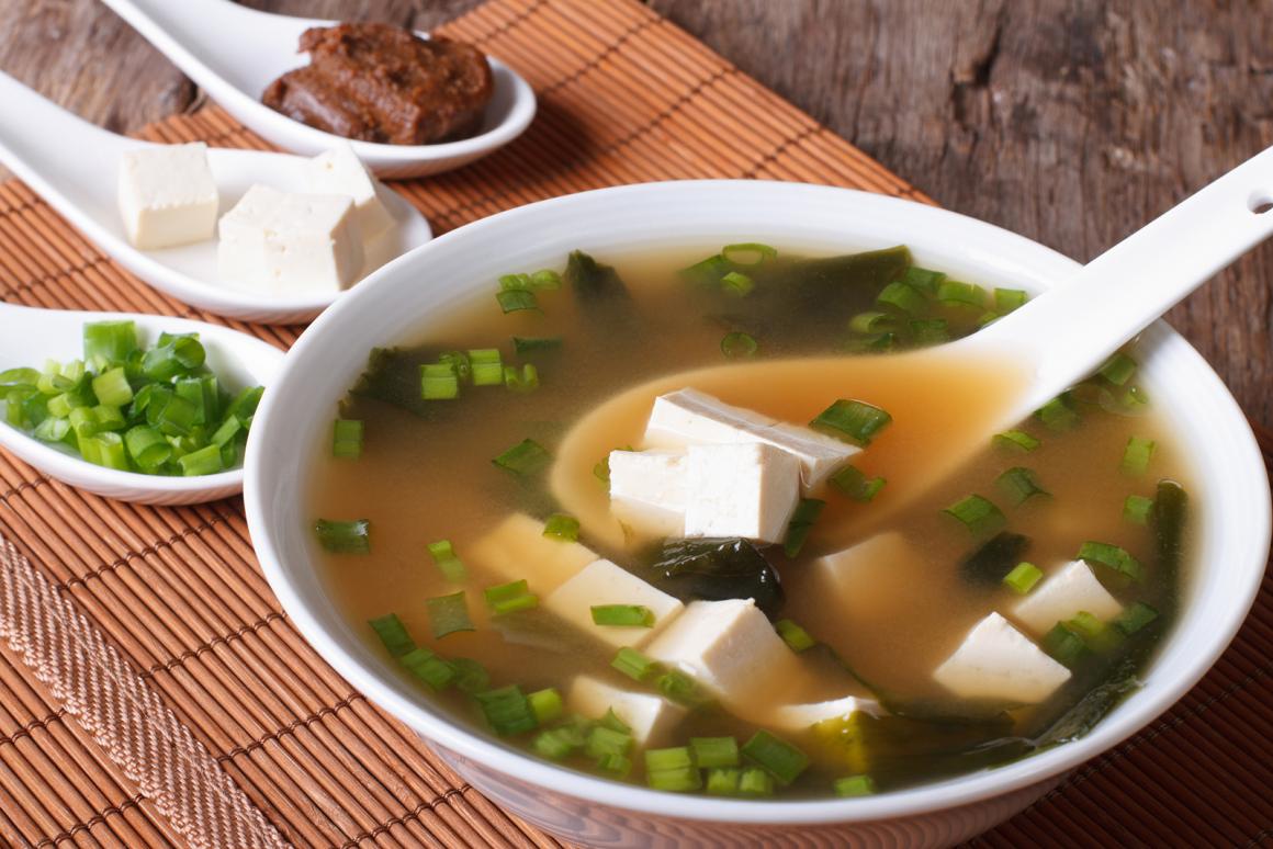 Leckere Misosuppe mit Tofuwürfeln