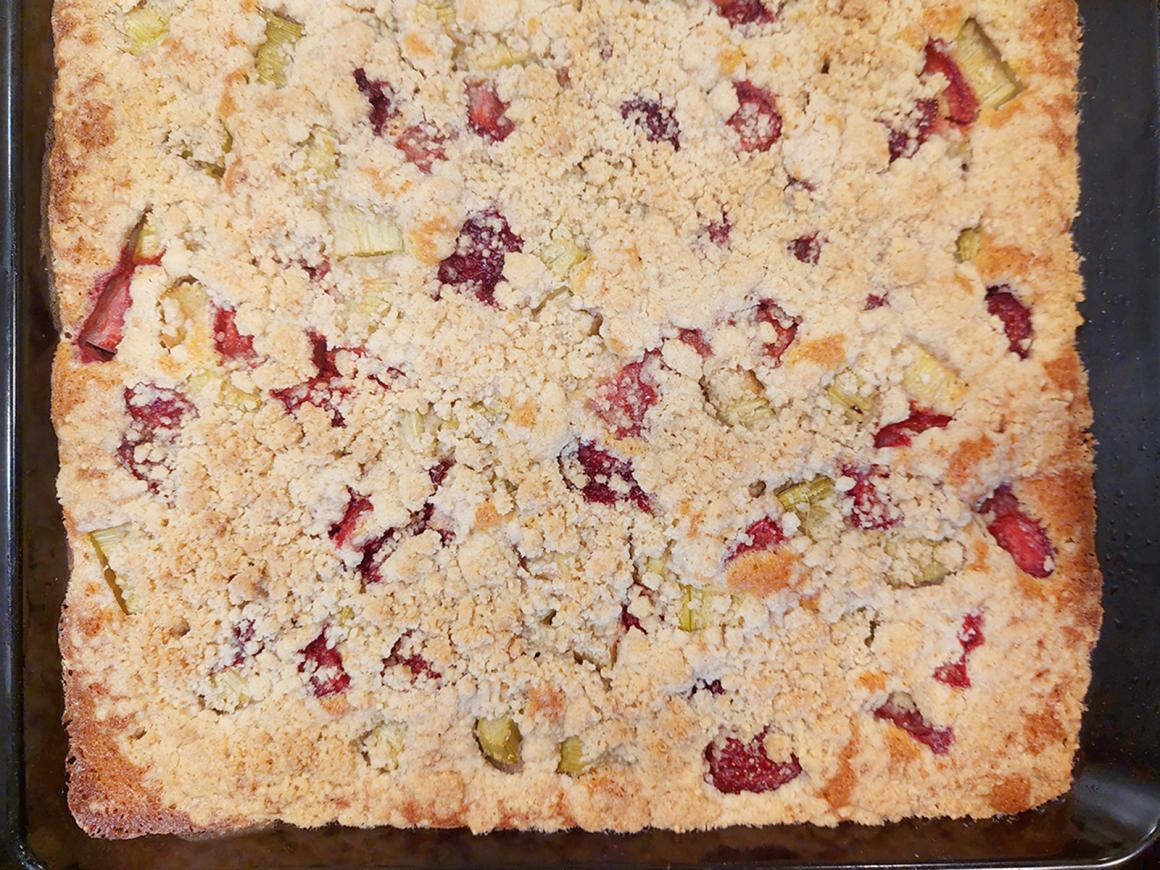 Rhabarber-Erdbeer-Blechkuchen