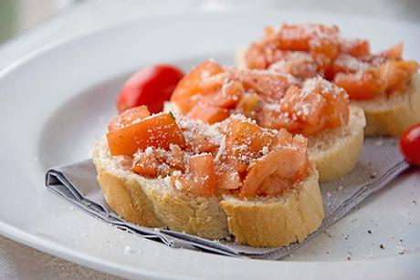 Knusprige Baguettes mit Tomaten und Parmesan