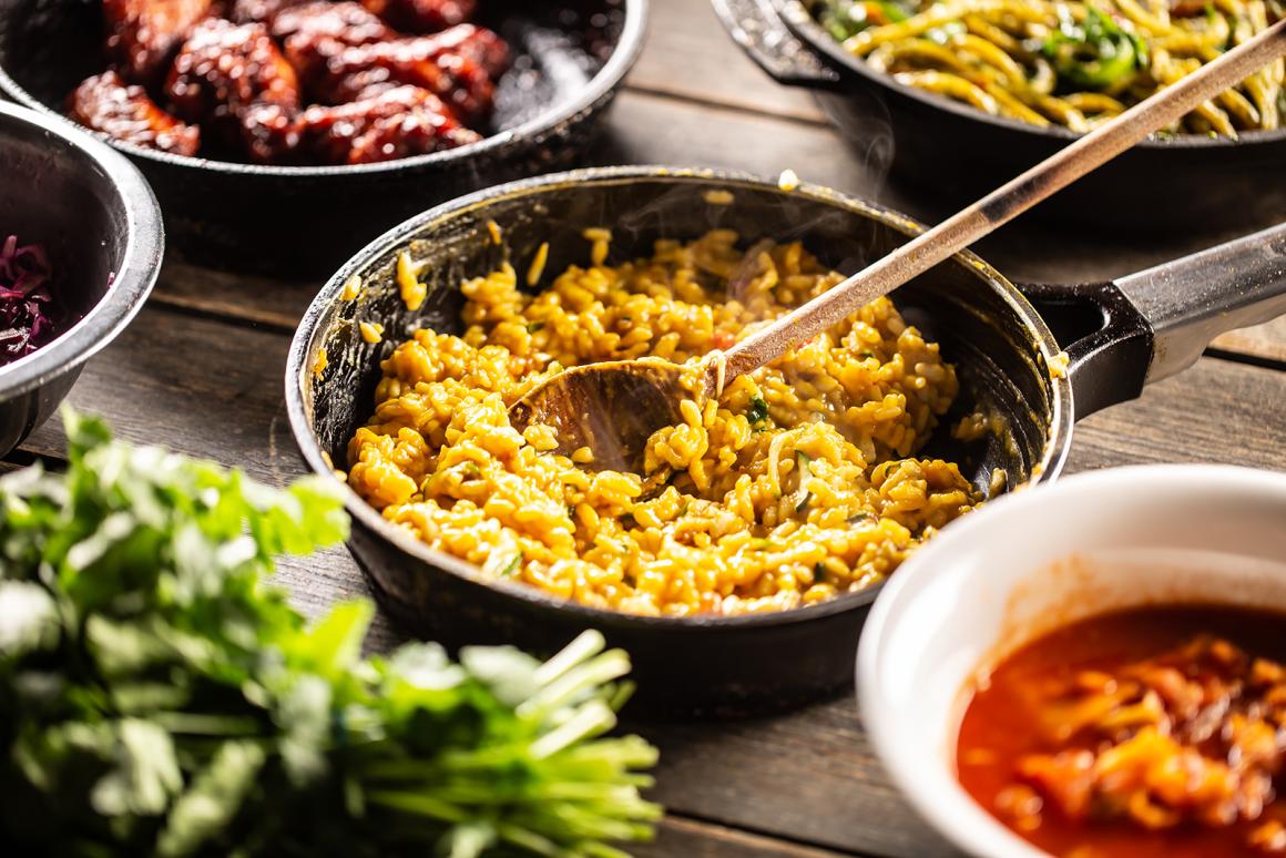Löwenzahn-Brennnessel-Risotto mit Kurkuma