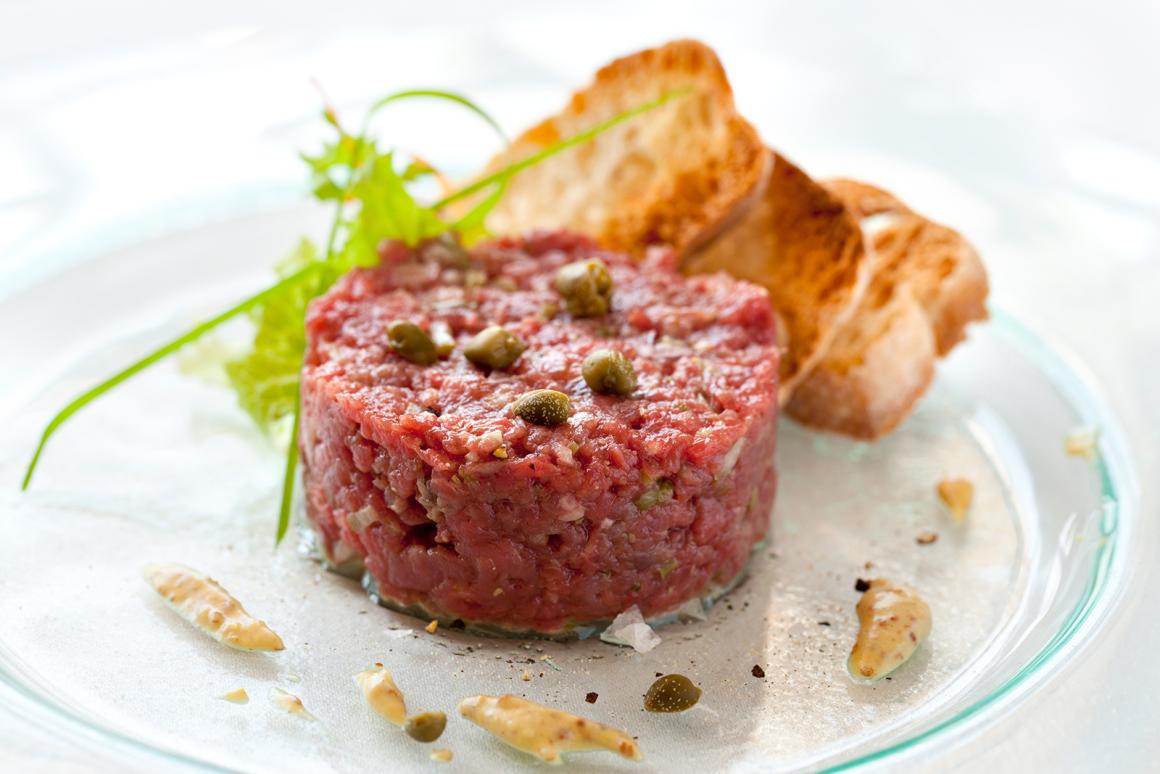 Tatar mit Gewürzgurken und Kapern