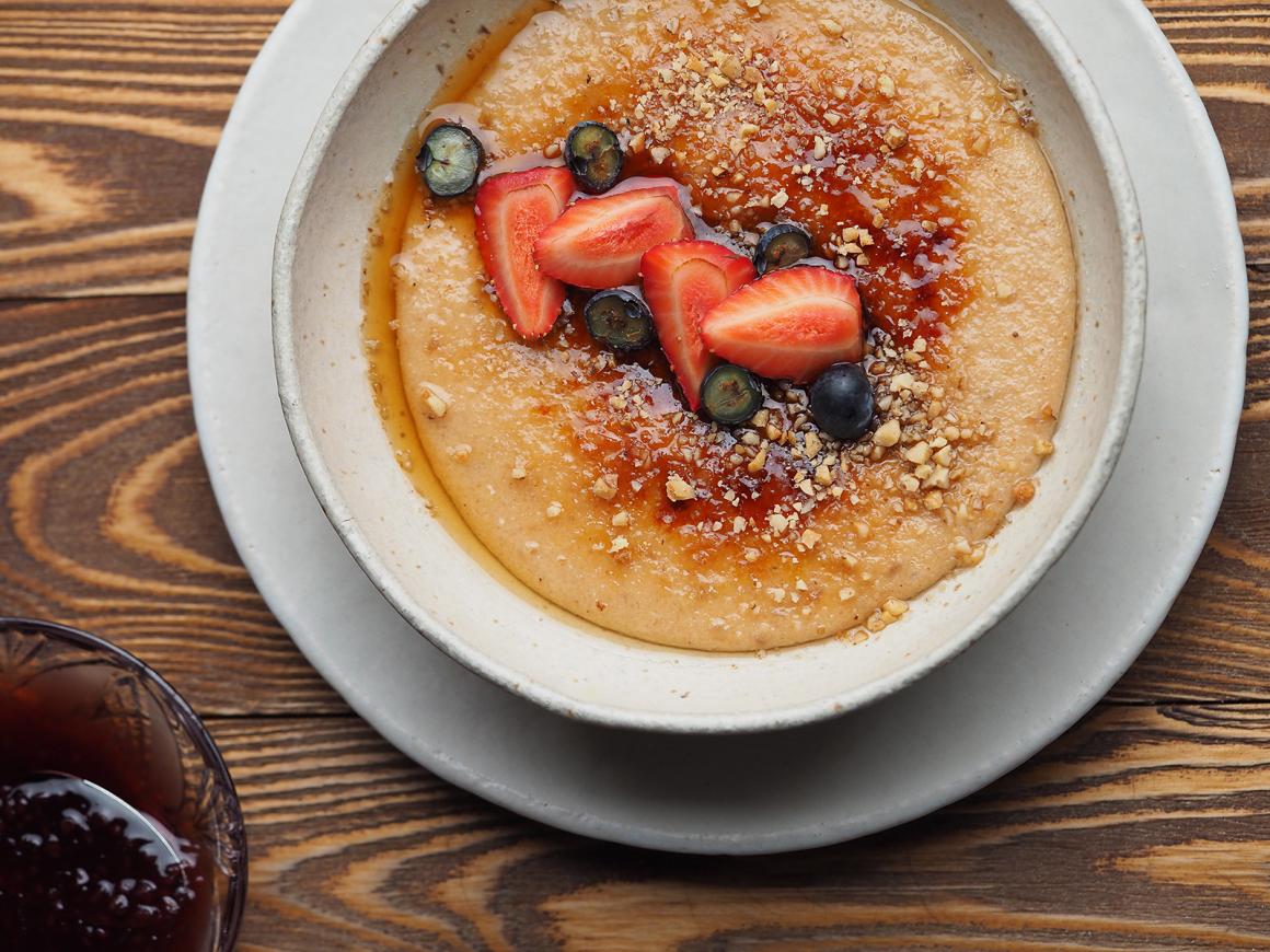 Karamellisierter Haferbrei mit Erdbeeren