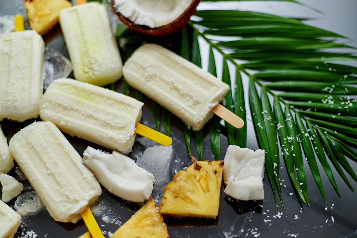 Ananas-Kokosnuss-Glace am Stiel