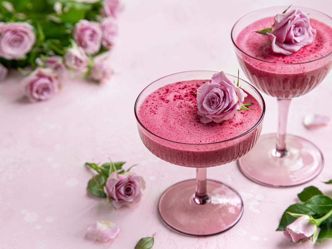 Rosenmousse mit Himbeeren