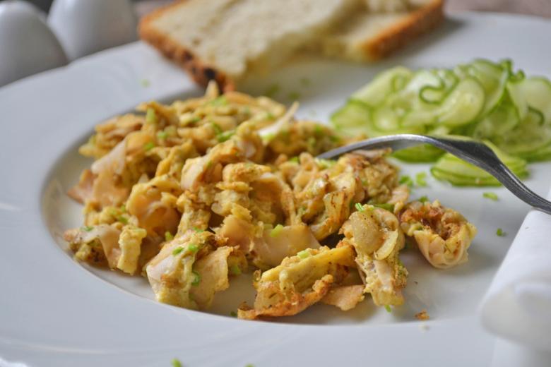 Schinken-Eier-Pfannkuchen mit Gurkensalat