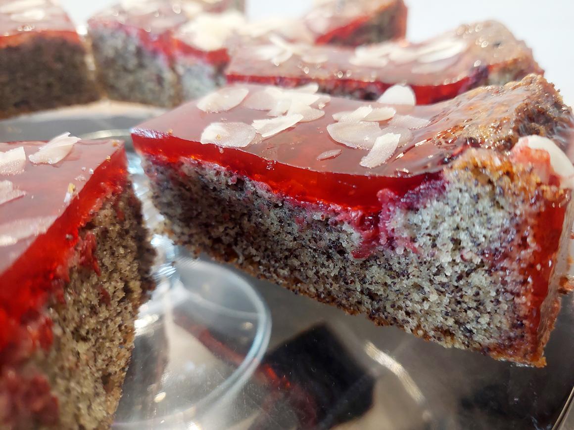Mohnkuchen mit Kirschengelee