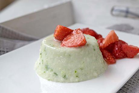 Süsser Gurkenflan mit Erdbeeren