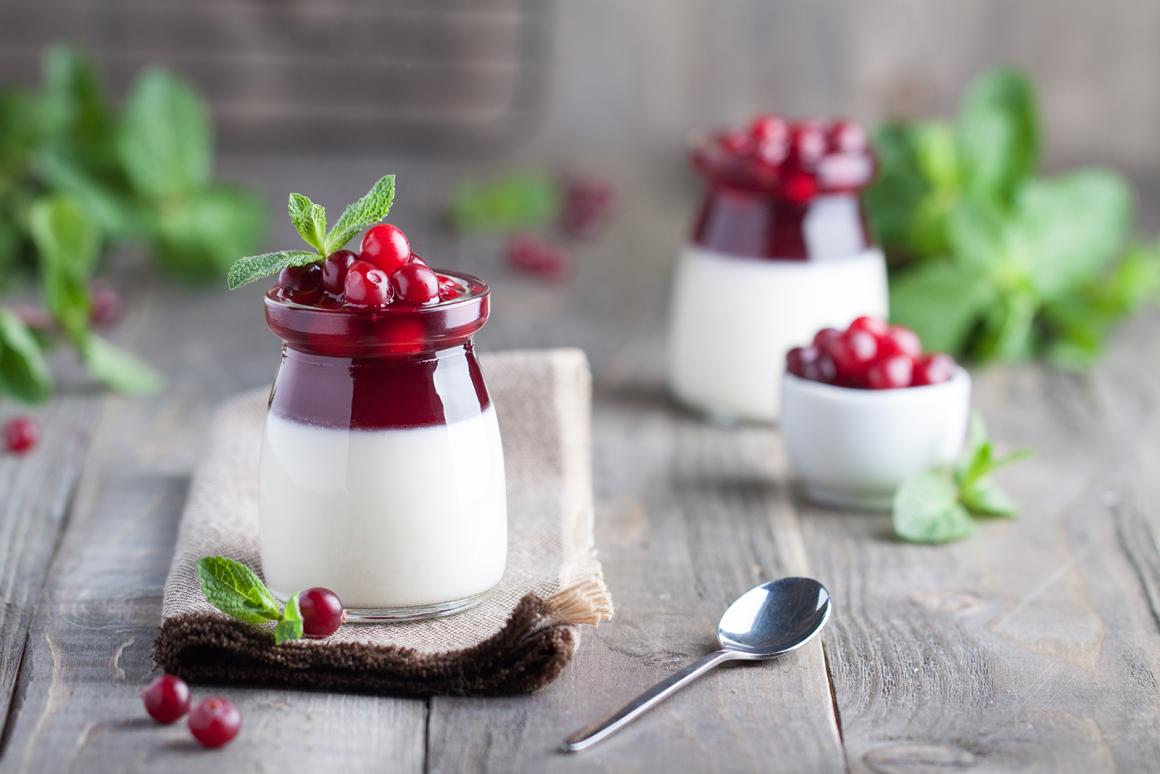 Kokosnuss-Johannisbeer-Panna-Cotta