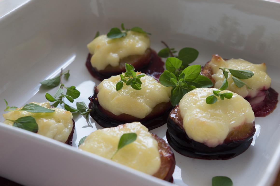 Zwetschgen mit Ziegenkäse überbacken - Rezept