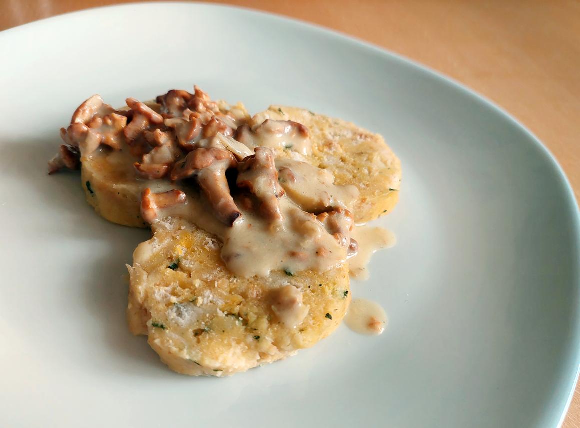 Eierschwämmlisauce mit Brotwürfelirolle