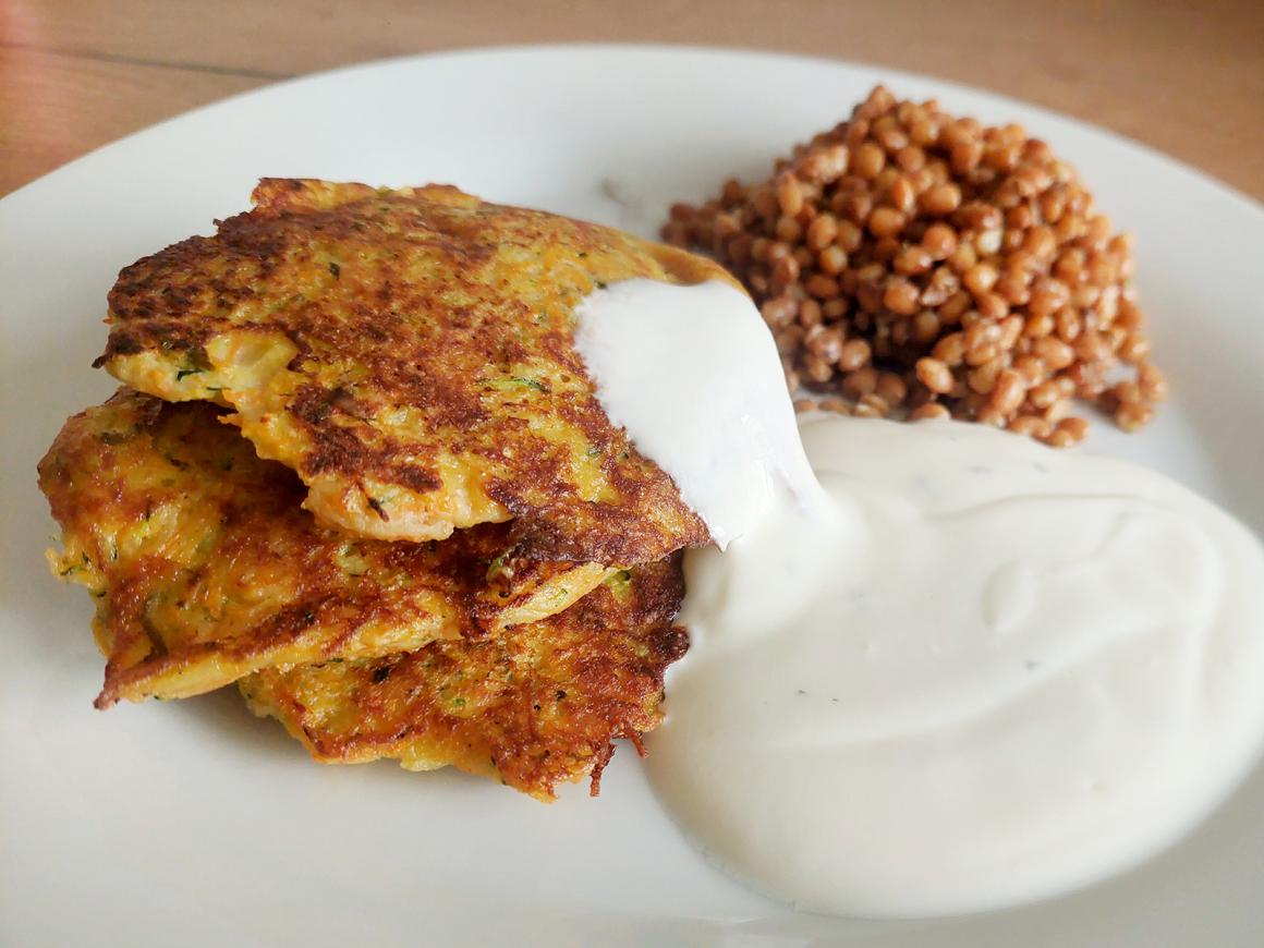 Zucchettiküchlein mit Kartoffeln und Rüebli