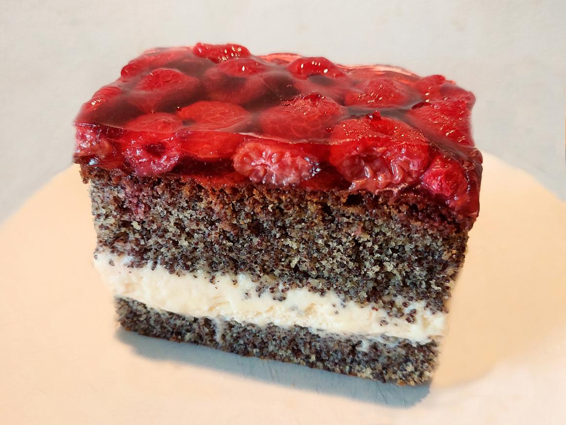Himbeer-Mohn-Schnitte mit Joghurtcreme