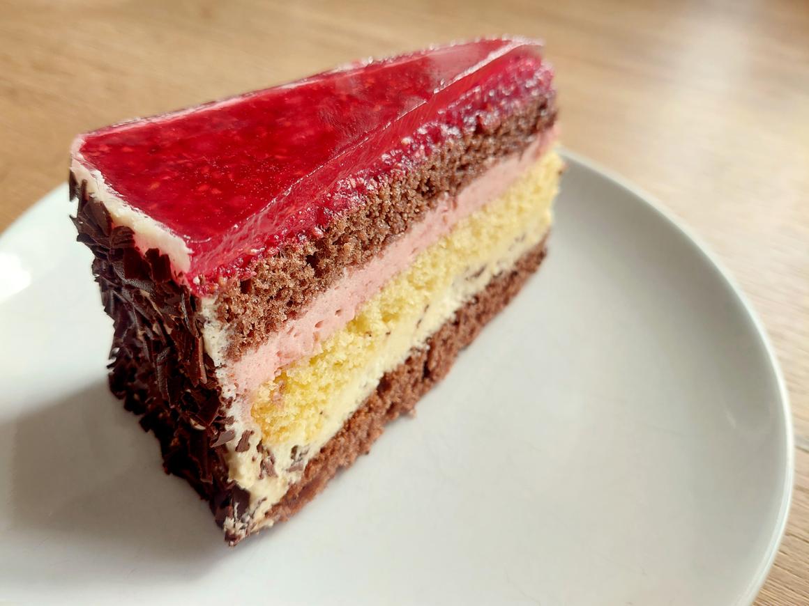 Schichttorte mit Himbeergelee