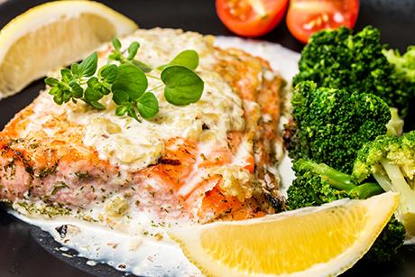 Fischfilet mit Orangenrahm und Gemüse