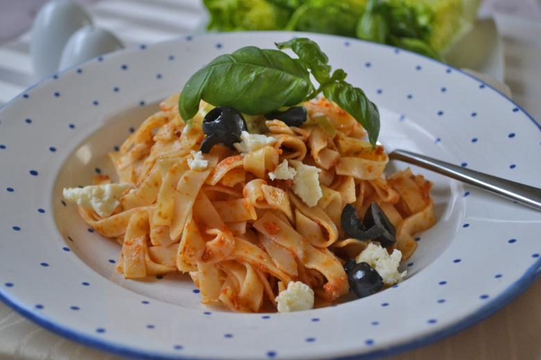 Bandnüdeli mit selbstgemachter Pesto und Salatherzen