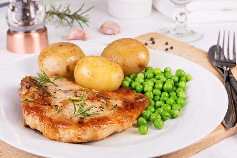 Fleischfilets aus der Pfanne mit Erbsen und Kartoffeln