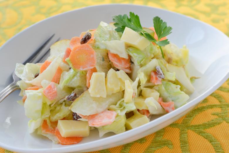 Erfrischender Eisbergsalat mit Birnen und Rüebli
