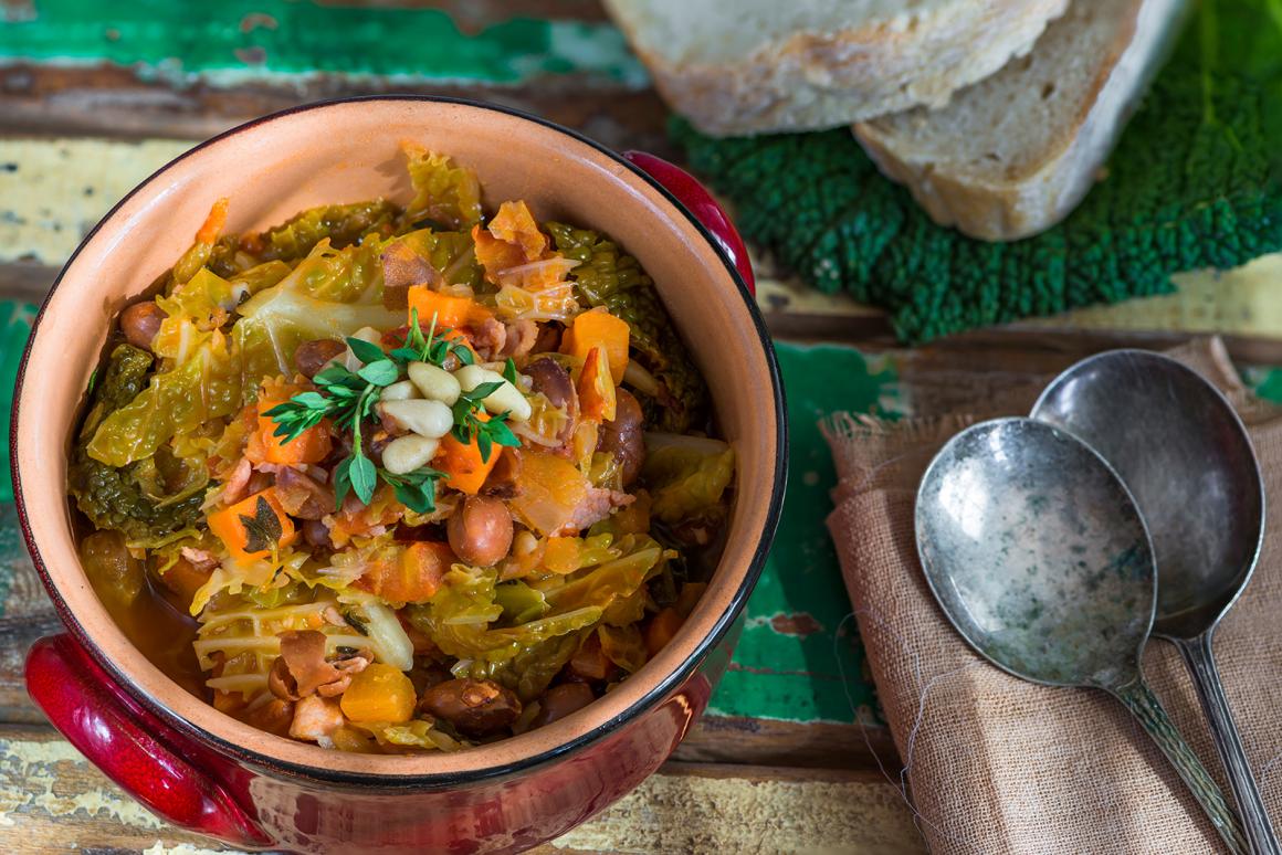 Wirsing-Eintopf mit Borlotti-Bohnen