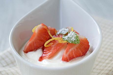 Erdbeerdessert mit Zitronenmelisse