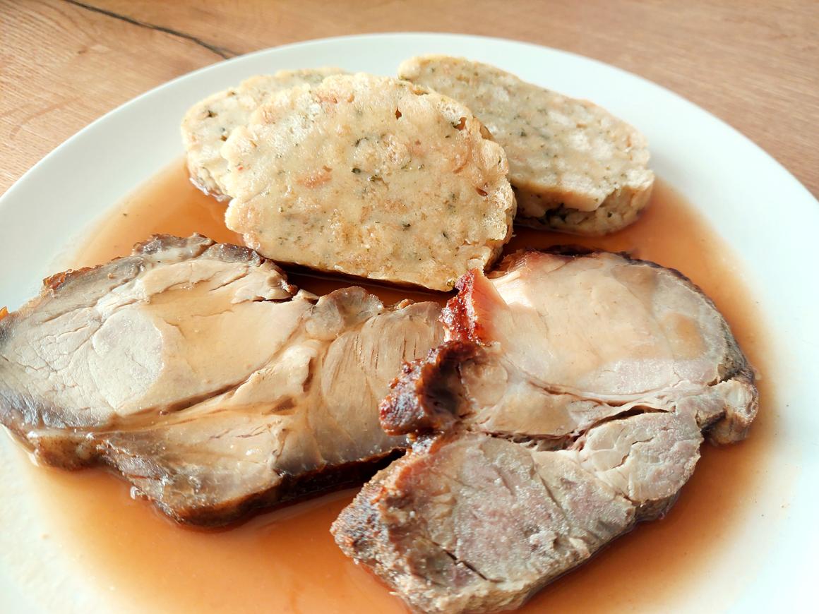 Schweinsbraten mit Semmelrolle