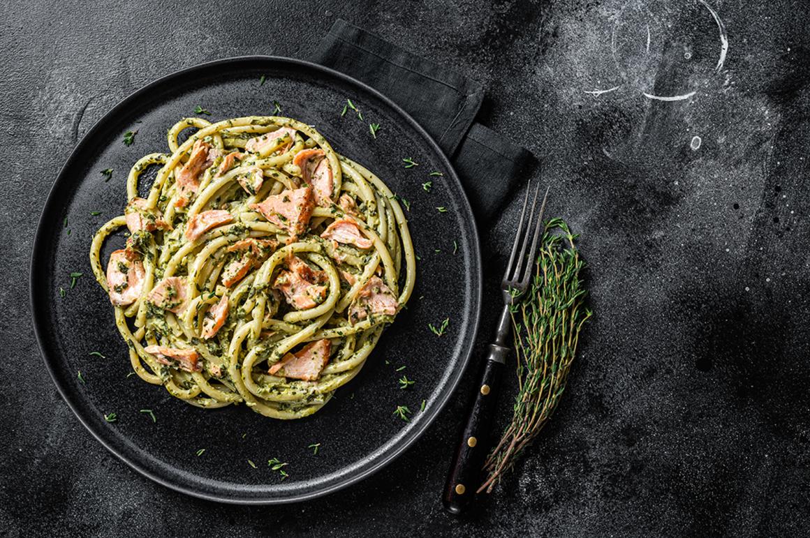 Bucatini mit Lachs und Spinat