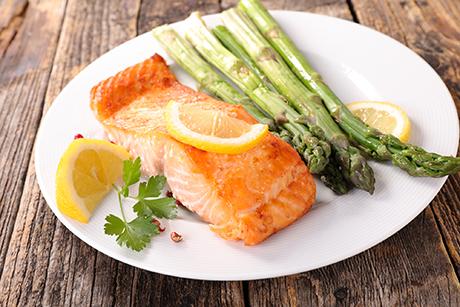 Spargel-Wildlachs-Gericht