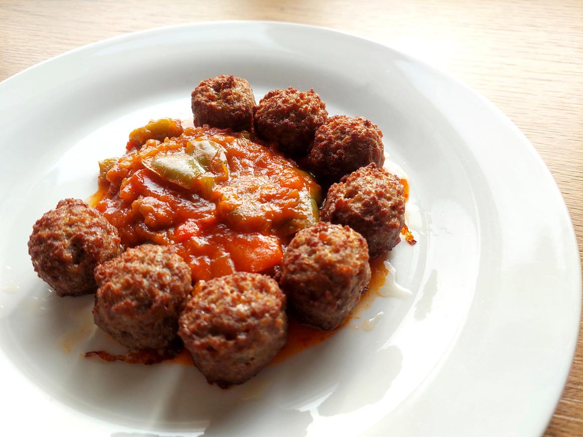 Hackbällchen mit Letscho
