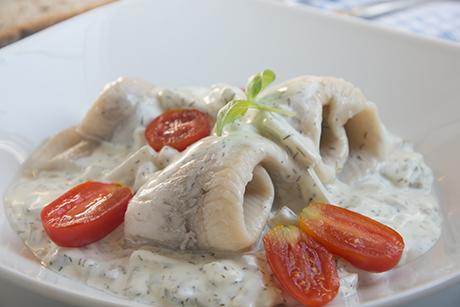 Milder Salzhering in Joghurtsauce mit Gurke und frischem Dill