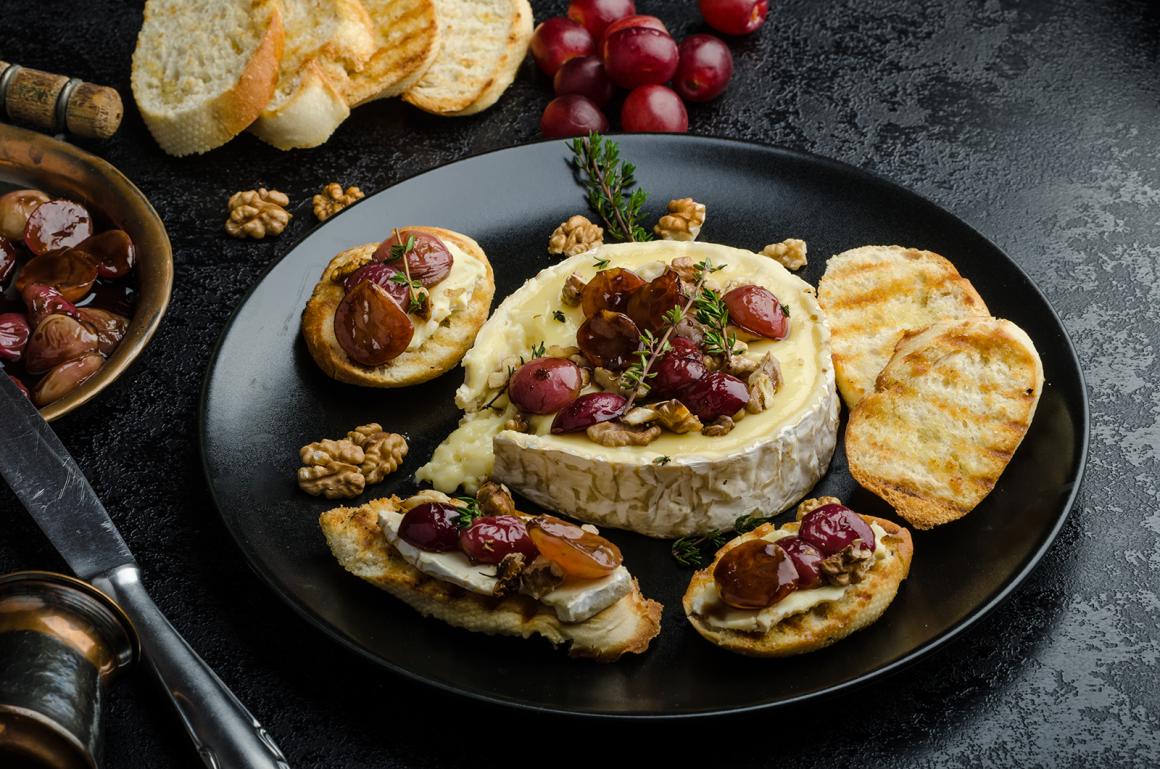 Gebackener Brie mit Weintrauben