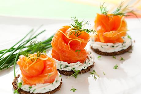 Lachscreme auf Brötli mit gebratenen Gurken im Frischkäse