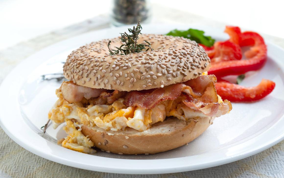 Bagel mit Spiegelei
