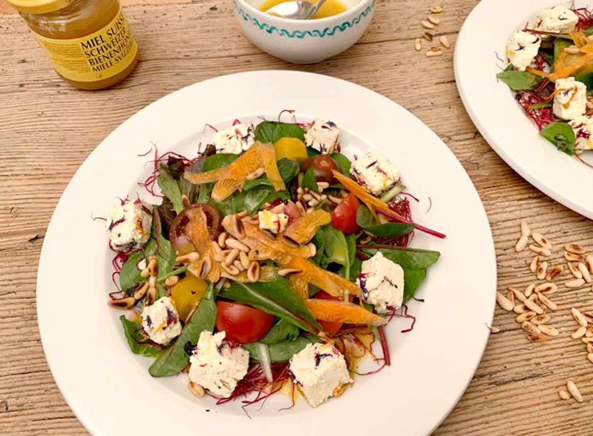 Salat mit Bloderkäse