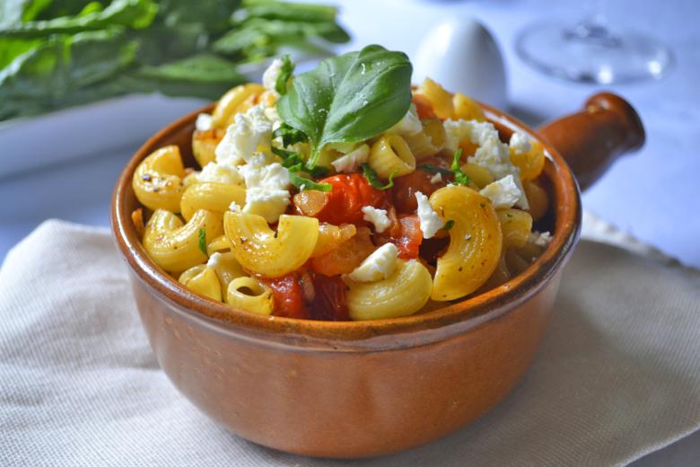 Gebratene Hörnli mit Tomaten und Knoblauchöl