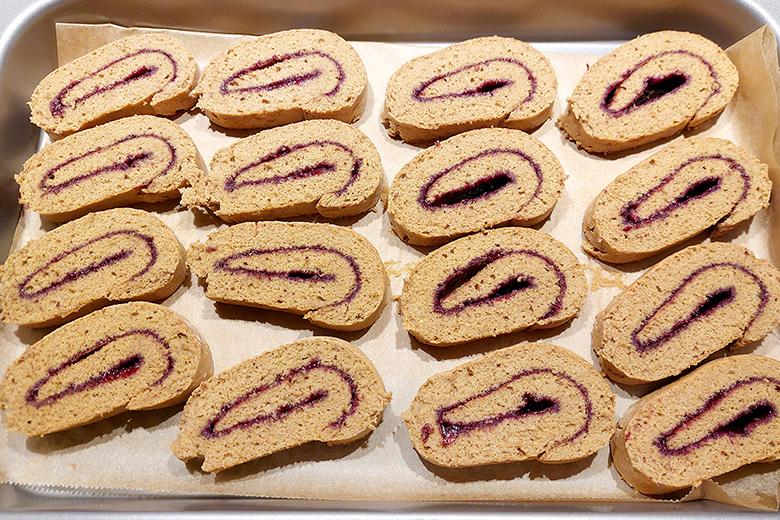 Biskuitroulade mit Weintraubenkonfi