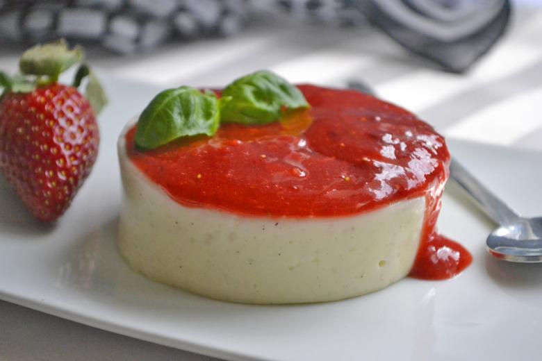 Panna Cotta an Erdbeersauce