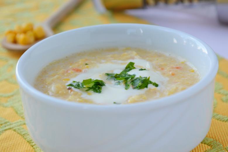 Pürierte Maiscremesuppe mit Gemüse und Sahne