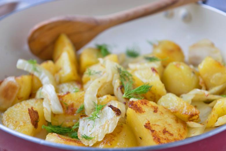 Gebratene Kartoffeln mit Fenchelgemüse aus dem Wok