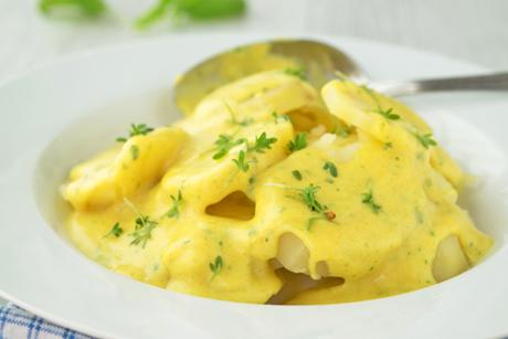 Kartoffelscheibli mit frischen Kräutern in Reiscremesauce